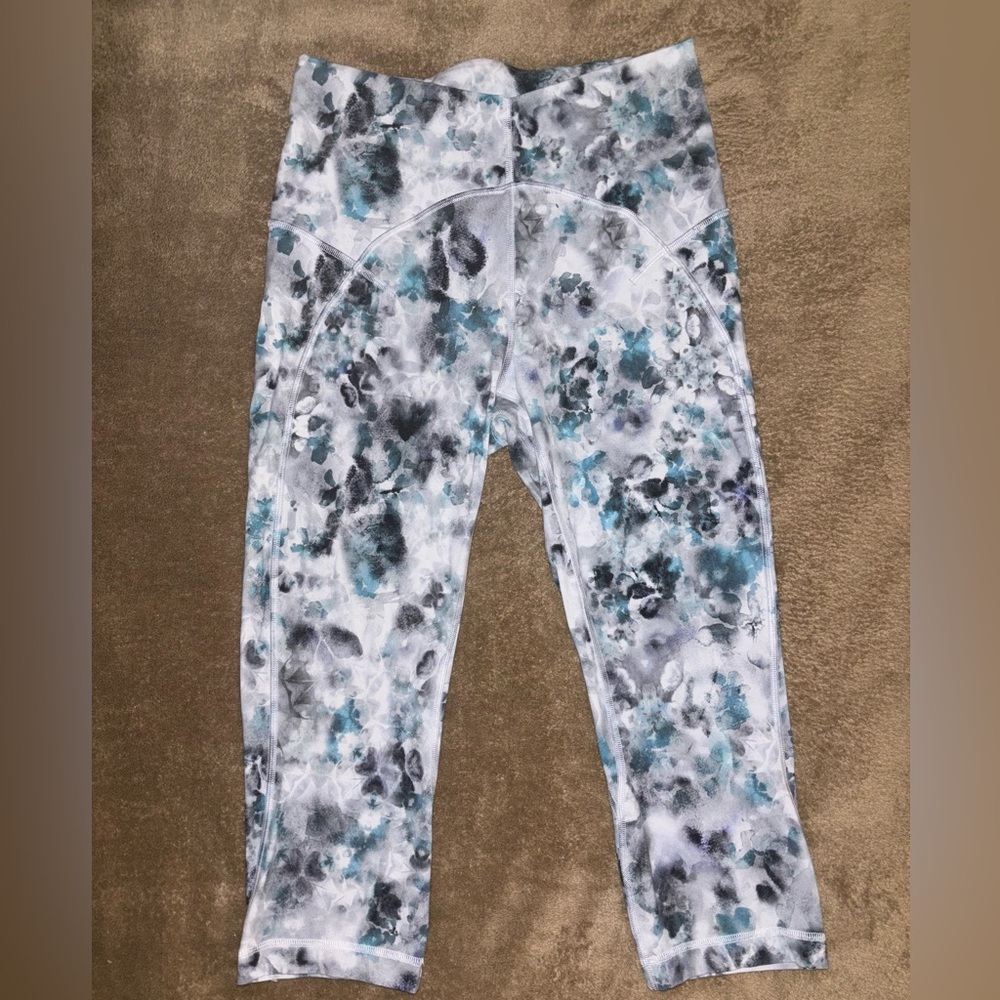 Lululemon Unlimited High Rise Capri Tights Size 8